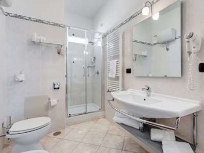 bathroom - hotel best western rocca - cassino, italy