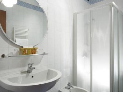 bathroom - hotel best western titian inn venice airport - tessera, italy