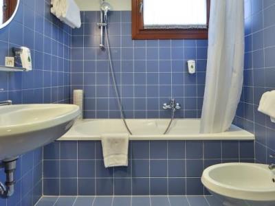 bathroom 1 - hotel best western titian inn venice airport - tessera, italy