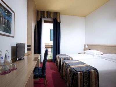 bedroom 1 - hotel best western titian inn venice airport - tessera, italy