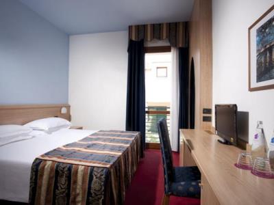 bedroom 2 - hotel best western titian inn venice airport - tessera, italy