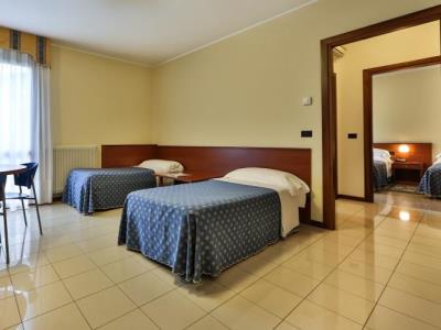 bedroom 4 - hotel best western titian inn venice airport - tessera, italy