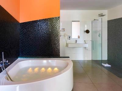 bathroom - hotel ibis styles catania acireale - acireale, italy