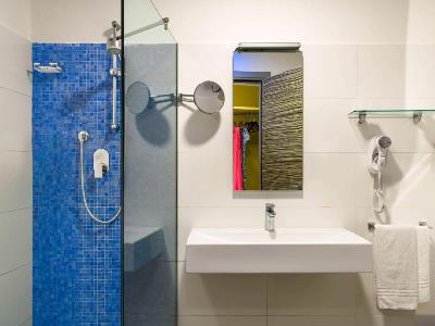 bathroom 1 - hotel ibis styles catania acireale - acireale, italy