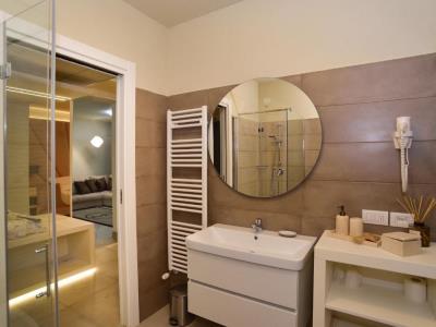 bathroom - hotel m2 - campi bisenzio, italy
