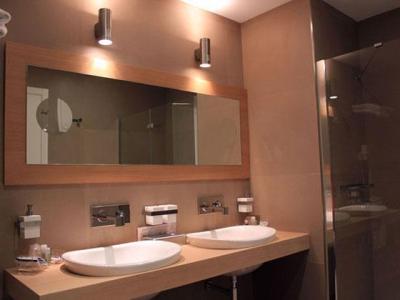 bathroom - hotel mediterraneo palace - ragusa, italy