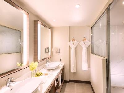 bathroom - hotel doubletree by hilton okinawa chatan - okinawa island, japan