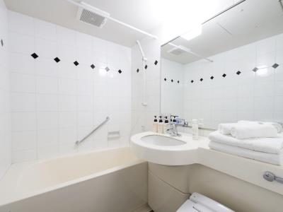 bathroom - hotel villa fontaine otemachi - tokyo, japan