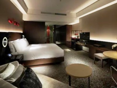 deluxe room - hotel conrad osaka - osaka, japan