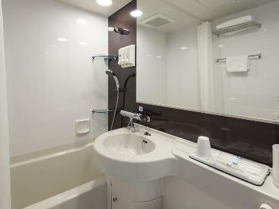bathroom - hotel comfort hotel osaka shinsaibashi - osaka, japan