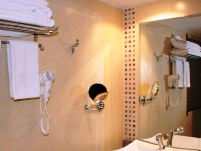 bathroom - hotel best western plus meridian - nairobi, kenya