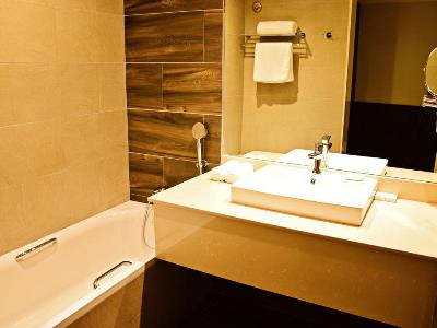 bathroom - hotel doubletree by hilton nairobi hurlingham - nairobi, kenya