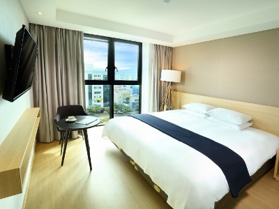 bedroom - hotel hotel the one - jeju, south korea