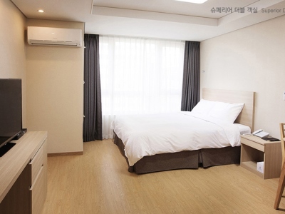 bedroom 3 - hotel crown harbor - busan, south korea
