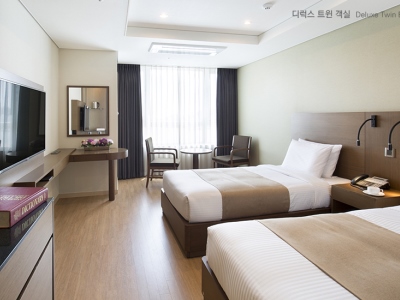 bedroom 6 - hotel crown harbor - busan, south korea