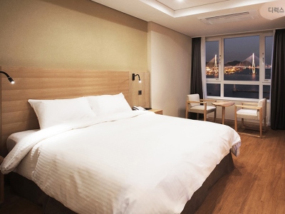 bedroom 7 - hotel crown harbor - busan, south korea