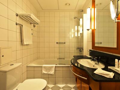 bathroom 2 - hotel radisson collection astorija vilnius - vilnius, lithuania