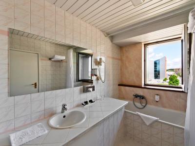 bathroom 1 - hotel best western vilnius - vilnius, lithuania