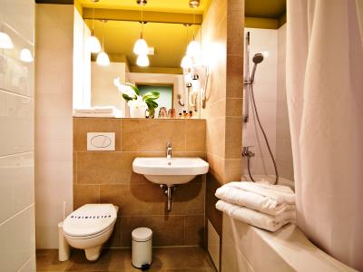 bathroom - hotel hof - kaunas, lithuania
