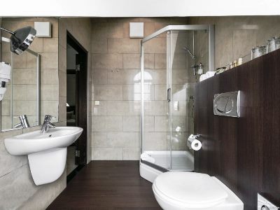 bathroom 1 - hotel amberton cozy htl kaunas - kaunas, lithuania