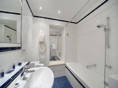 bathroom - hotel grand cravat - luxembourg, luxembourg