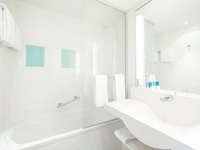 bathroom - hotel novotel centre - luxembourg, luxembourg