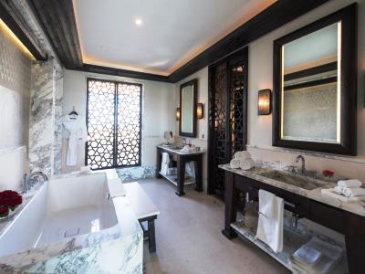 bathroom 1 - hotel mandarin oriental - marrakech, morocco