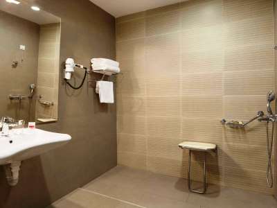 bathroom - hotel ramada by wyndham podgorica - podgorica, montenegro