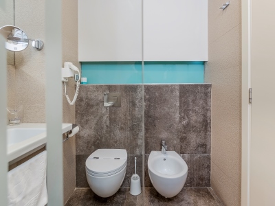 bathroom 1 - hotel bracera - budva, montenegro