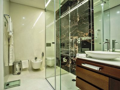 bathroom 1 - hotel dukley hotel and resort - budva, montenegro