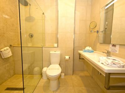 bathroom - hotel gillieru harbour - st pauls bay, malta