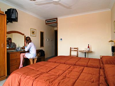 bedroom - hotel coral - st pauls bay, malta