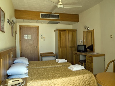 bedroom 1 - hotel canifor - qawra, malta