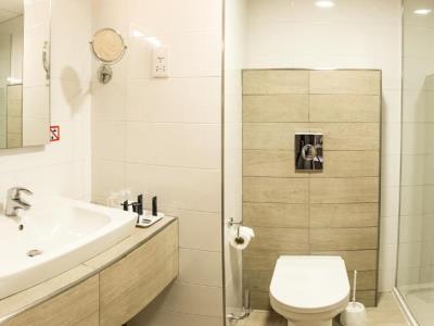 bathroom - hotel ax odycy - qawra, malta