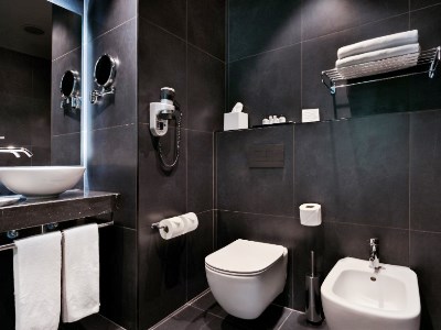 bathroom - hotel hotel verdi - sliema, malta