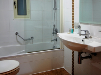 bathroom - hotel osborne - valletta, malta
