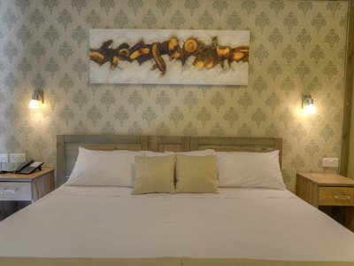 bedroom - hotel alexandra - st julians, malta