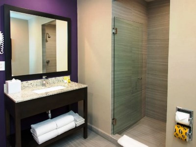 bathroom - hotel chn hotel monterrey aeropuerto,trademark - apodaca, mexico