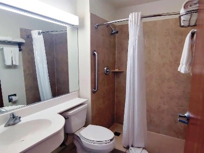bathroom - hotel microtel inn ciudad juarez/us consulate - ciudad juarez, mexico