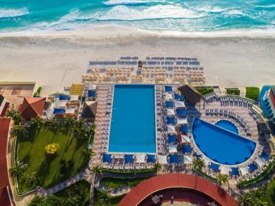 outdoor pool - hotel crown paradise club - cancun, mexico