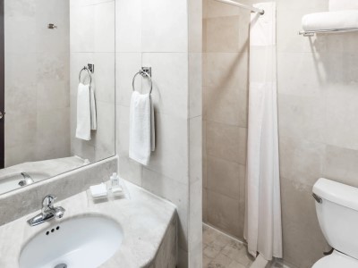 bathroom - hotel ramada hola culiacan - culiacan, mexico