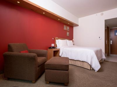 bedroom 1 - hotel hampton inn by hilton guadalajara/expo - guadalajara, mexico
