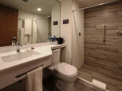 bathroom - hotel microtel inn and suites guadalajara sur - guadalajara, mexico