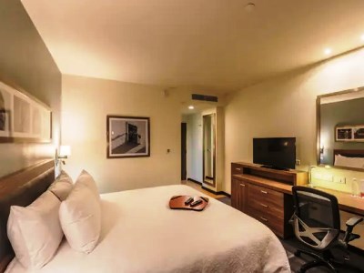 bedroom 1 - hotel hampton inn suites salamanca bajio - salamanca, mexico