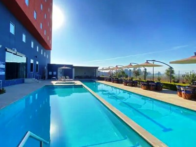 outdoor pool - hotel hampton inn suites salamanca bajio - salamanca, mexico