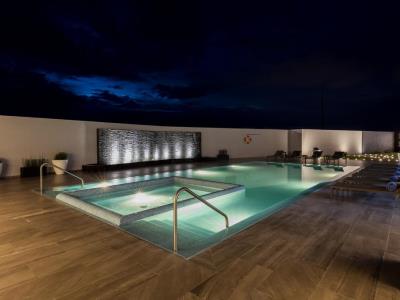 outdoor pool - hotel hilton garden inn salamanca - salamanca, mexico