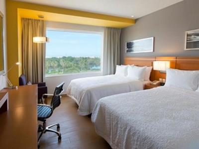 bedroom 4 - hotel hampton inn and suites by hilton paraiso - paraiso, mexico