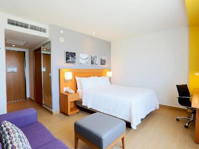 bedroom - hotel hampton inn and suites by hilton paraiso - paraiso, mexico