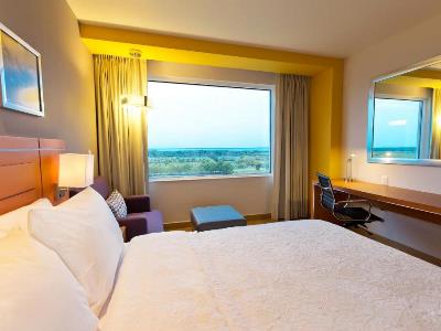 bedroom 2 - hotel hampton inn and suites by hilton paraiso - paraiso, mexico