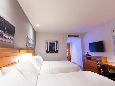 bedroom 3 - hotel hampton inn and suites by hilton paraiso - paraiso, mexico